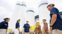 direktur-utama-pt-samator-indo-gas-rachmat-harsono-bersama-deputi-bidang-investasi-dan-pengusahaan-bp-batam-fary-djemy-francis-1785245772205_169
