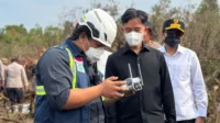 wakil_presiden_gibran_rakabuming_raka_saat_meninjau_langsung_wilayah_terdampak_di_banjar_baru_1789030237