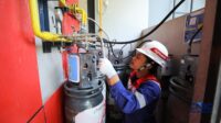 petugas-mengirim-compressed-natural-gas-cng-ke-rumah-makan-resto-yang-berada-di-bekasi-jawa-barat-senin-1852026-1779102232545_169